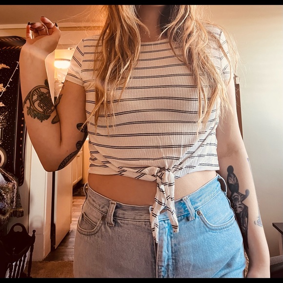 ONE CLOTHING LA Crop Top - Picture 4 of 6